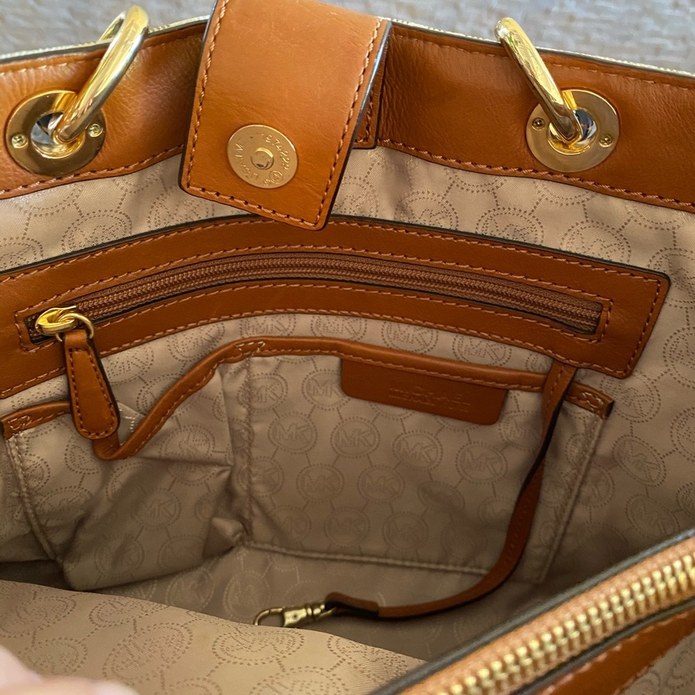 Michael Kors tote/crossbody w tortis handle - Picture 5 of 8